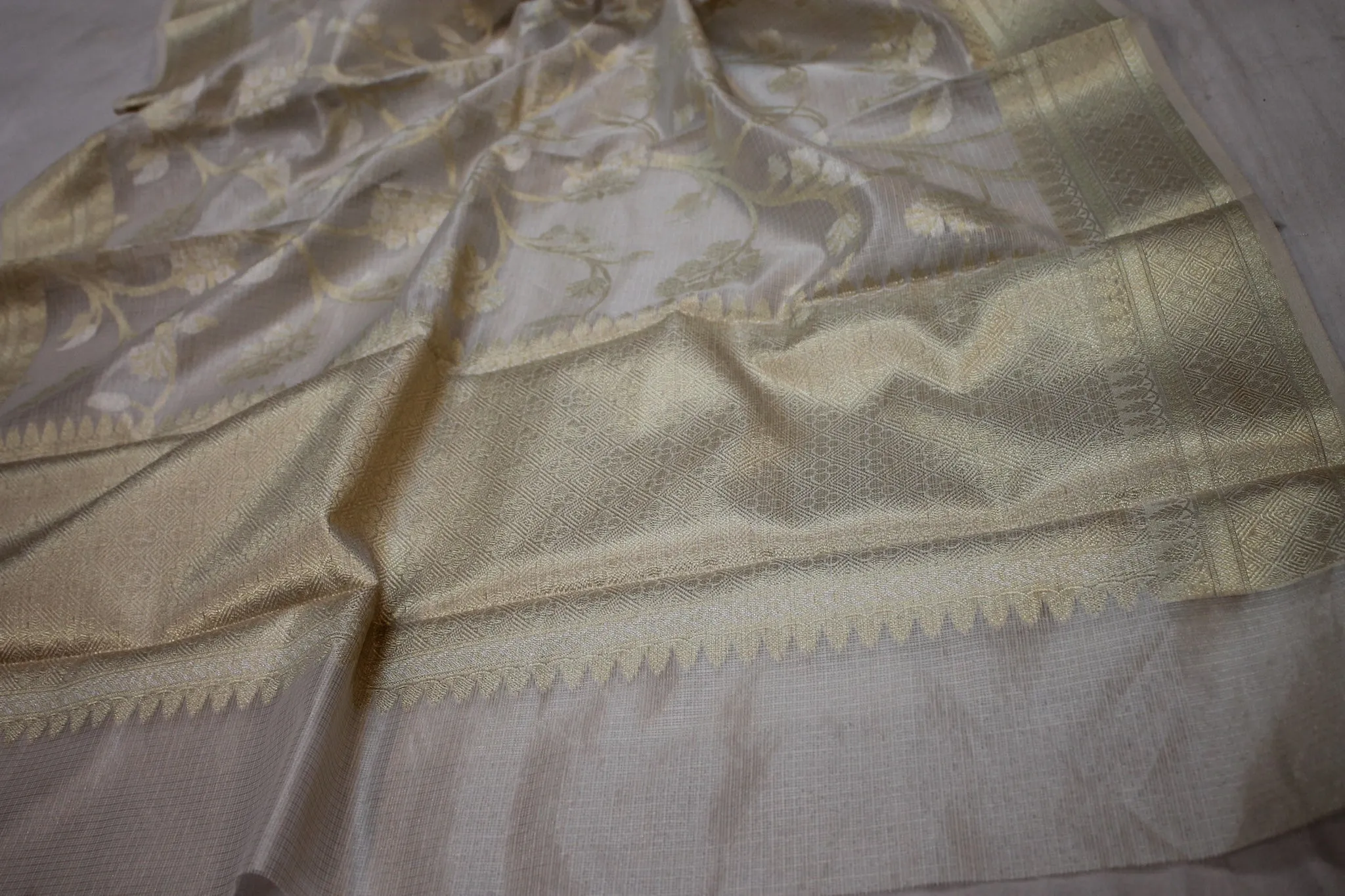 Exquisite Creme Pure Tissue Silk Handloom Banarasi Sari